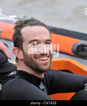 Demonstrant gegen Elitismus Trenton Oldfield in Suche nach dem Absetzen der 158 th Oxford selbstgefällig RNLI-Rippe Verse Cambridge Boat Race Stockfoto