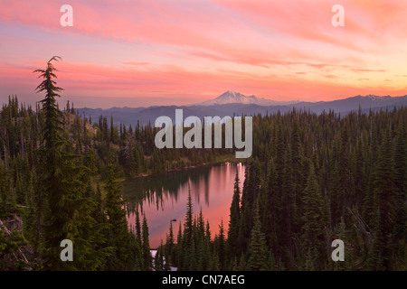 Ansicht des Sonnenaufgangs und des Mt. Rainier vom Mt. Adams Wildnis, Washington, USA. Sommer Stockfoto