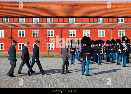 Kronprinz Charles, UK, Überprüfung der Ehrengarde, bei einem Besuch in der Zitadelle Kastellet in Kopenhagen. Stockfoto