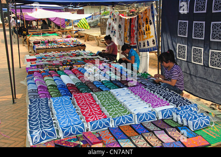 Stoffe zum Verkauf in Straßenmarkt, Sisavangvong Road, Luang Prabang, Provinz Luang Prabang, Laos Stockfoto