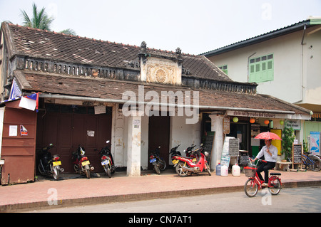 Alten Kolonialgebäude in Sisavangvong Road, Luang Prabang, Provinz Luang Prabang, Laos Stockfoto