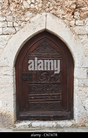 Mittelalterliche Eisentür Stockfoto