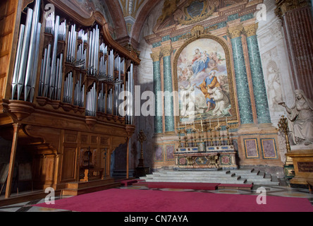 Eine massive Pfeifenorgel angrenzend an eine reich verzierte verändern die Basilika von St. Marys von Winkeln und Märtyrer in Rom, Italien Stockfoto