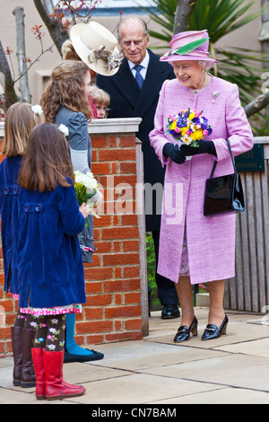 Ihre Majestät Königin Elizabeth II und der Herzog von Edinburgh an der Dekan Windsors House, Windsor Castle, Ostern 2012. PER0152 Stockfoto