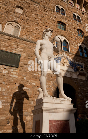 Kopie des berühmten Michelangelo Statue stehend am ursprünglichen Speicherort des David, vor dem Palazzo Vecchio in Florenz, Stockfoto