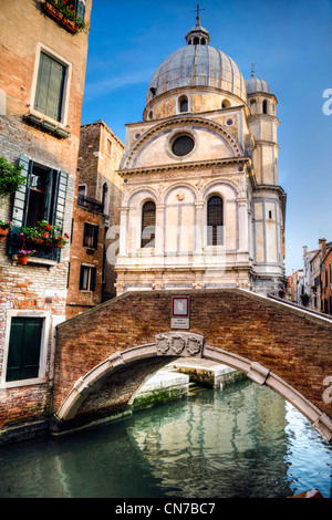 Kirche von Santa Maria dei Miracoli, in Venedig, durch einen Kanal Stockfoto