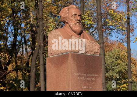 Denkmal für die russische und sowjetische Raketenwissenschaftler Konstantin Eduardovich Tsiolkovsky (1857-1935) in Moskau, Russland Stockfoto