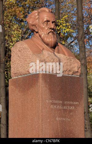 Denkmal für die russische und sowjetische Raketenwissenschaftler Konstantin Eduardovich Tsiolkovsky (1857-1935) in Moskau, Russland Stockfoto