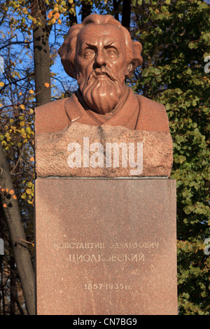 Denkmal für die russische und sowjetische Raketenwissenschaftler Konstantin Eduardovich Tsiolkovsky (1857-1935) in Moskau, Russland Stockfoto