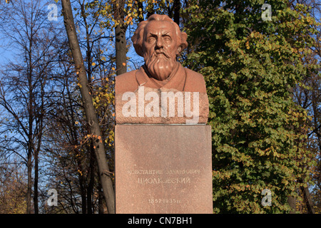 Denkmal für die russische und sowjetische Raketenwissenschaftler Konstantin Eduardovich Tsiolkovsky (1857-1935) in Moskau, Russland Stockfoto