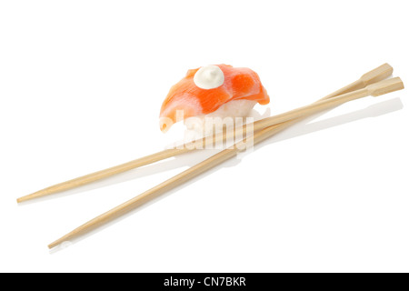 Hölzerne Stäbchen und Sushi isoliert auf weißem Hintergrund Stockfoto