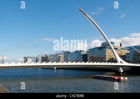 Lastkahn unter Samuel Beckett Bridge Stockfoto