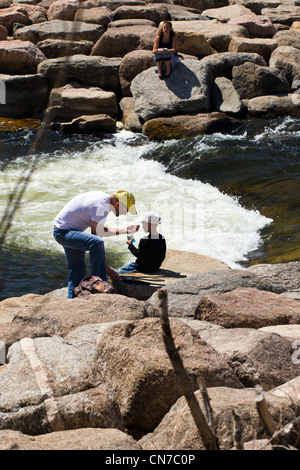 Vater und Sohn Angeln, Arkansas River, Salida, Colorado, USA Stockfoto