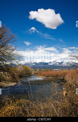 Arkansas Fluß läuft durch die historische Innenstadt von den kleinen Berg Stadt Salida, Colorado, USA Stockfoto