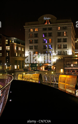 Malmaison aus der Millenium Brücke Newcastle bei Nacht Stockfoto