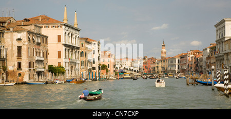 Touristen auf den Canal Grande Venedig, Rialto-Brücke im Hintergrund, am Abend Sonne, Italien Stockfoto