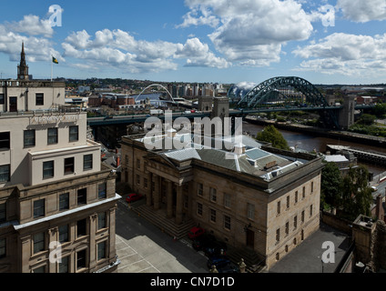 Blick auf Newcastle Quayside von der Spitze des Schlosses in Newcastle zeigt Tyne Bridge, Millenium Brücke über den Fluss Tyne Stockfoto