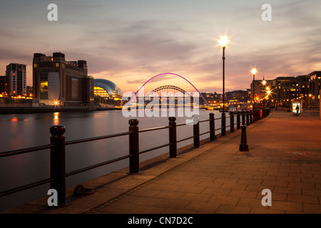 Nacht Schuss von Newcastle Gateshead Kai, einschließlich der Millennium Bridge, Salbei, Tyne Bridge, am Fluss Tyne in Newcastle-upon-tyne Stockfoto