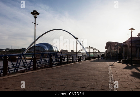 Newcastle-Gateshead Kai aus dem mit Millenium Brücke im Vordergrund, der Sage nach links und Tyne Bridge hinten links. Stockfoto