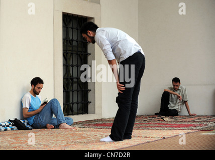 Ein bosnischer Muslim betet in Moschee in Sarajevo. Stockfoto