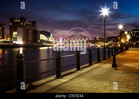 Nacht Schuss von Newcastle Gateshead Kai, einschließlich der Millennium Bridge, Salbei, Tyne Bridge, am Fluss Tyne in Newcastle-upon-tyne Stockfoto