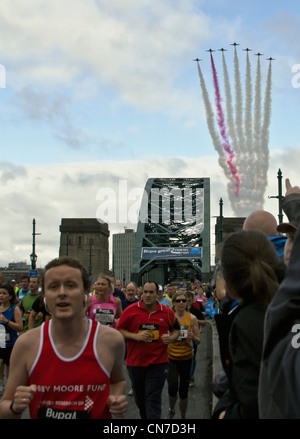 Great North Run 2011 mit den roten Pfeilen überfliegen mit einem Flugzeug aus der Position als Zeichen des Respekts für ein Pilot, der starb Stockfoto