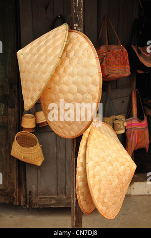 Asiatische konische Hüte für den Verkauf außerhalb Shop, Luang Prabang, der Provinz Luang Prabang, Laos Stockfoto