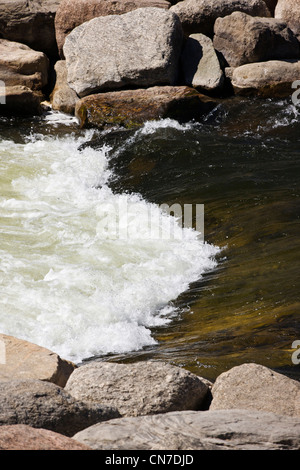 Arkansas Fluß läuft durch die historische Innenstadt von den kleinen Berg Stadt Salida, Colorado, USA Stockfoto