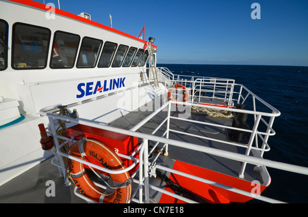 Überfahrt nach Great Barrier Island im Hauraki Gulf, Auckland, Neuseeland auf dem Auto Fähre Insel Navigator Stockfoto