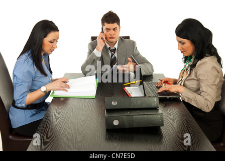 Geschäftsleute, die im Büro arbeiten und verschiedene Dinge vor weißem Hintergrund Stockfoto