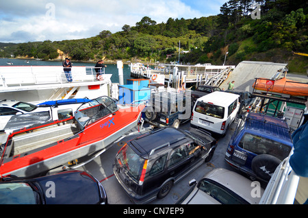 Die Insel-Navigator, Autofähre zwischen Auckland und Great Barrier Island am Tryphena Wharf Stockfoto