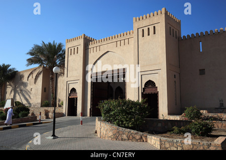 Eingangstor des Forts Nizwa. Nizwa ist Das Zentrum des Omanischen Kernlandes. Sterben Sie Oasenstadt Liegt am Südrand des Hadschar-Gebir Stockfoto