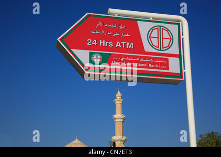 Hinweisschild Auf Einen Geldautomat in Nizwa. Nizwa ist Das Zentrum des Omanischen Kernlandes. Die Oasenstadt Liegt bin Südrand d Stockfoto