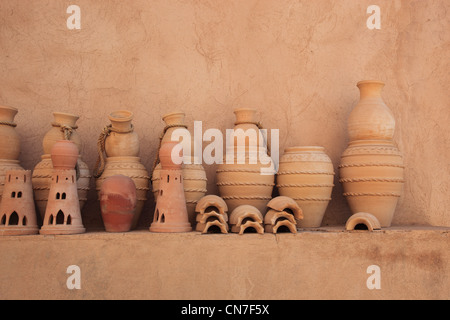 Tonkrüge Im Innenhof des Forts Nizwa. Nizwa ist Das Zentrum des Omanischen Kernlandes. Die Oasenstadt Liegt bin Südrand des Hadsc Stockfoto