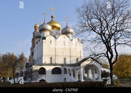 Kathedrale der Gottesmutter von Smolensk (16. Jahrhundert erbaut) am Ort der berühmten Nowodewitschi-Kloster in Moskau Stockfoto