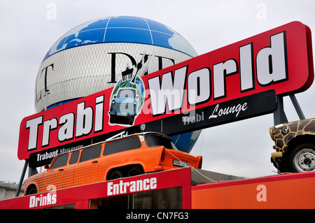 Berlin, Deutschland. Oldtimer Trabant "Trabi-Welt" in der Wilhelm-Straße, in der Nähe von Checkpoint Charlie Stockfoto