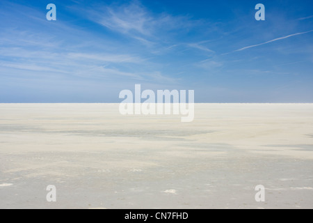 Abgelegener Strand auf der Insel Schiermonnikoog im nördlichen Teil der Niederlande mit Cirruswolken am blauen Himmel. Stockfoto