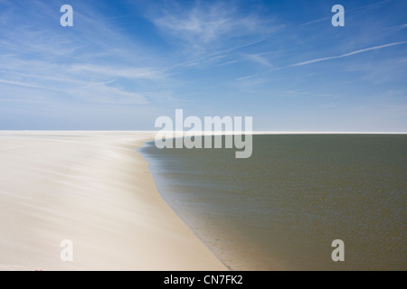Abgelegener Strand auf der Insel Schiermonnikoog im nördlichen Teil der Niederlande mit Cirruswolken am blauen Himmel. Stockfoto