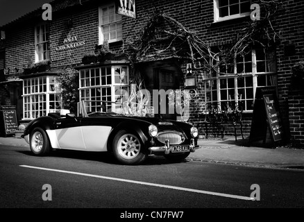 Ein Oldtimer Austin-Healey-3 Liter Cabrio klassischer Sportwagen geparkt vor dem Jolly Cricketers Pub Seher Green Dollar UK Stockfoto