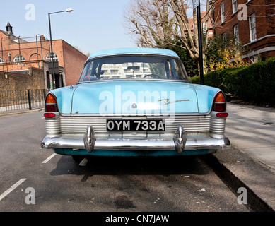 Hinteren Winkel der Ford Zephyr Sternzeichen Auto auf der Straße geparkt, London, England, Großbritannien Stockfoto