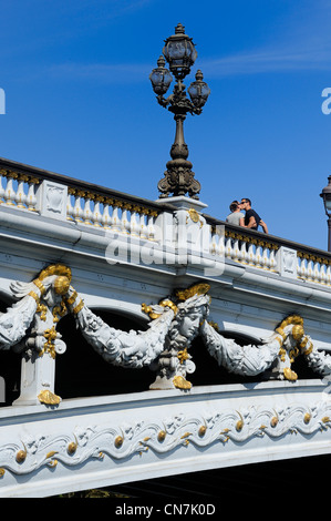 Frankreich, Paris, Pont Alexandre III, umarmen paar Stockfoto