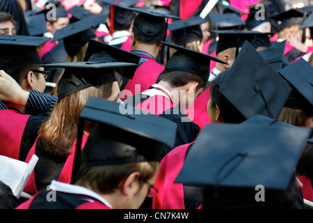 Studenten der Harvard Universität sammeln für ihre Abschlussfeiern am Beginn am 26. Mai 2011 in Cambridge, MA. Stockfoto