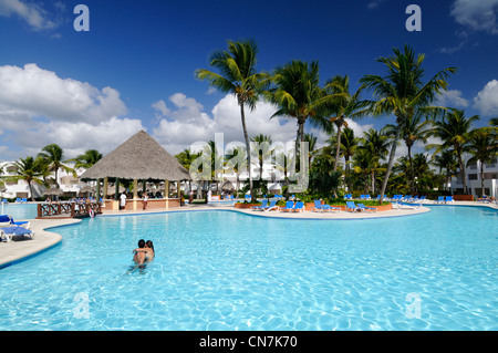 Dominikanische Republik, Provinz La Romana, Bayahibe, Liebespaar im Pool des Hotel-Club Stockfoto