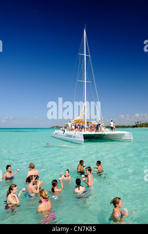 Dominikanische Republik, Halbinsel Samana, Nationalpark Del Este, Isla Saona, Katamaran in der türkisblauen Lagune und Touristen auf Stockfoto