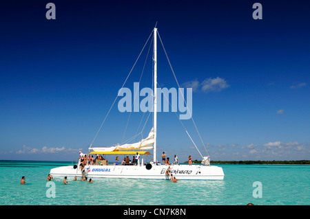 Dominikanische Republik, Halbinsel Samana, Nationalpark Del Este, Isla Saona, Katamaran in der türkisblauen Lagune und Touristen auf Stockfoto