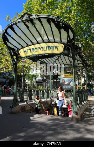Frankreich, Paris, Place des Abbesses, u-Bahnstation mit Jugendstil von Hector Guimard Stockfoto