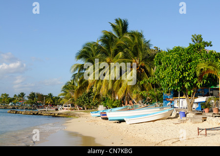 Dominikanische Republik, La Romana Provinz, Bayahibe, Angelboote/Fischerboote auf dem kleinen Strand von Bayahibe Stockfoto