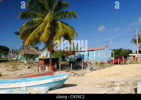 Dominikanische Republik, La Romana Provinz, Bayahibe, Angelboote/Fischerboote auf dem kleinen Strand von Bayahibe Stockfoto