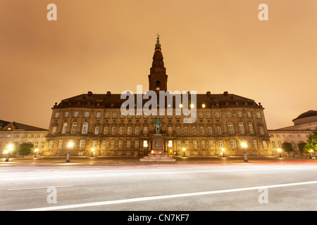 Reich verzierte Gebäude nachts beleuchtet Stockfoto
