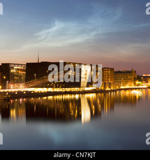 Beleuchteten Gebäuden reflektiert im städtischen Kanal Stockfoto